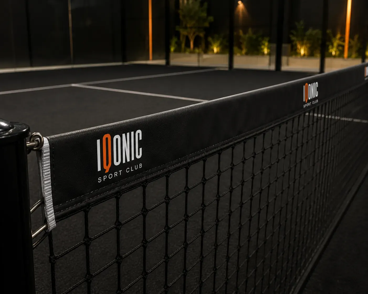Dettaglio della rete da padel con il logo IQONIC